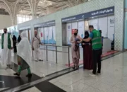 393 Calon Jemaah Haji Kloter JKG-01 Keluar dari Gate Fast Track di dalam Bandara AMAA Madinah