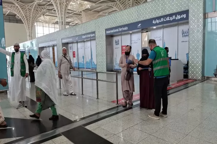 393 Calon Jemaah Haji Kloter JKG-01 Keluar dari Gate Fast Track dalam pada Bandara AMAA Madinah