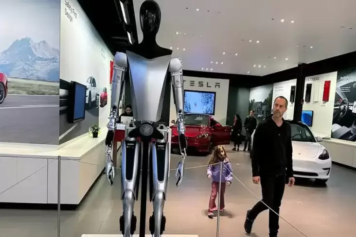 Elon Musk Sebut Robot Optimus Akan Mulai Dijual Tahun Depan