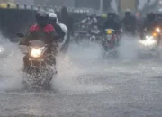 Hujan Badai Akan Melanda Indonesia, Ini adalah yang tersebut Perlu Diwaspadai Bikers di Jalan