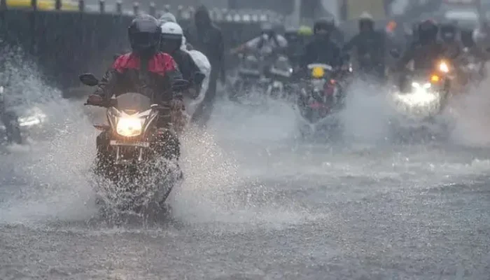 Hujan Badai Akan Melanda Indonesia, Ini adalah yang tersebut Perlu Diwaspadai Bikers di Jalan