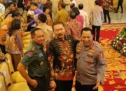 Kapolri Ajak Foto Bareng Jaksa Agung serta Panglima TNI pada Istana Negara