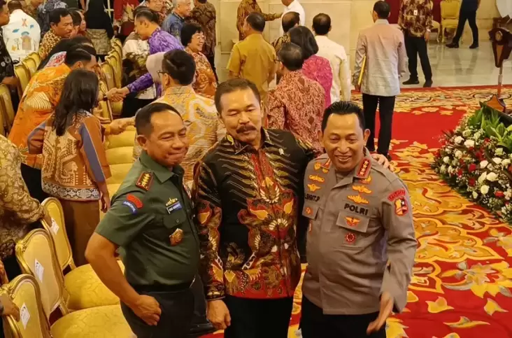 Kapolri Ajak Foto Bareng Jaksa Agung dan juga Panglima TNI pada Istana Negara