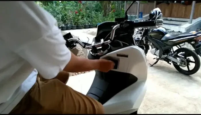 Kreatif, Pria Ini adalah Gunakan Motor PCX Jadi Perontok Jagung