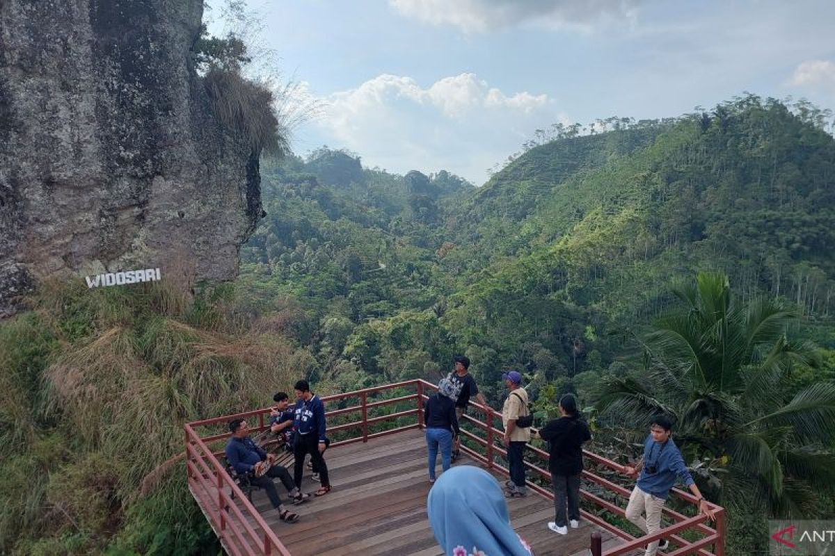 Menikmati Kulon Progo dari Puncak Widosari kemudian kebun teh Tritis