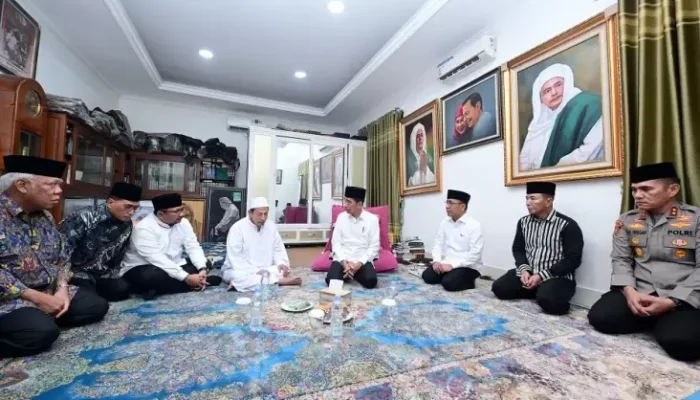 Jokowi Takziah ke Rumah Duka Almarhumah Syarifah Salma Istri Habib Luthfi bin Yahya