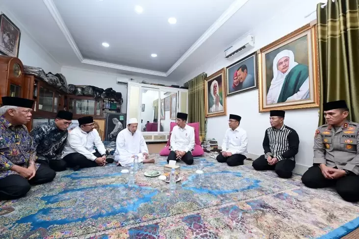 Jokowi Takziah ke Rumah Duka Almarhumah Syarifah Salma Istri Habib Luthfi bin Yahya