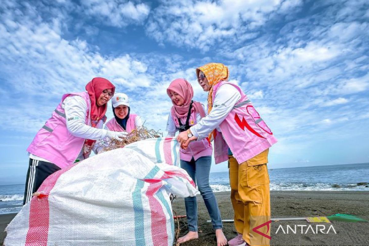 Srikandi PLN NTB berikrar menyokong inisiatif peduli lingkungan